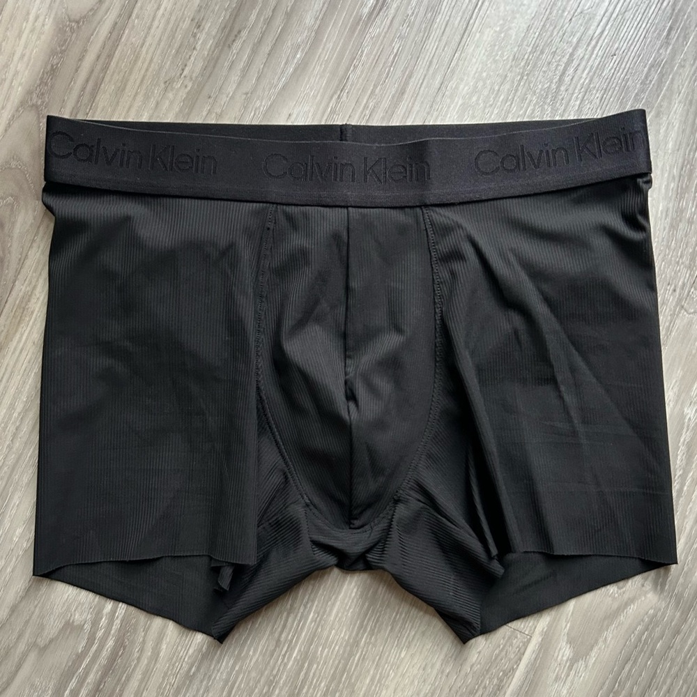 Calvin Klein | Micro Grip Low-Rise Trunks in Black  - Classic (Small) - Picture 5 of 12